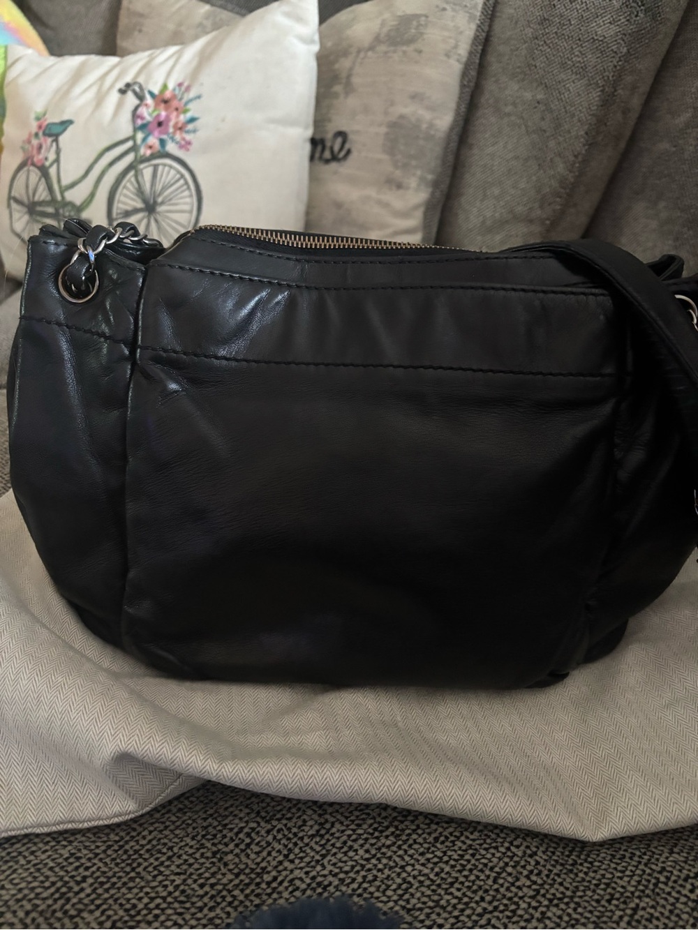Traded. (Do not buy) Chanel Black Leather Shoulder Bag with Embossed Logo - Picture 14 of 16